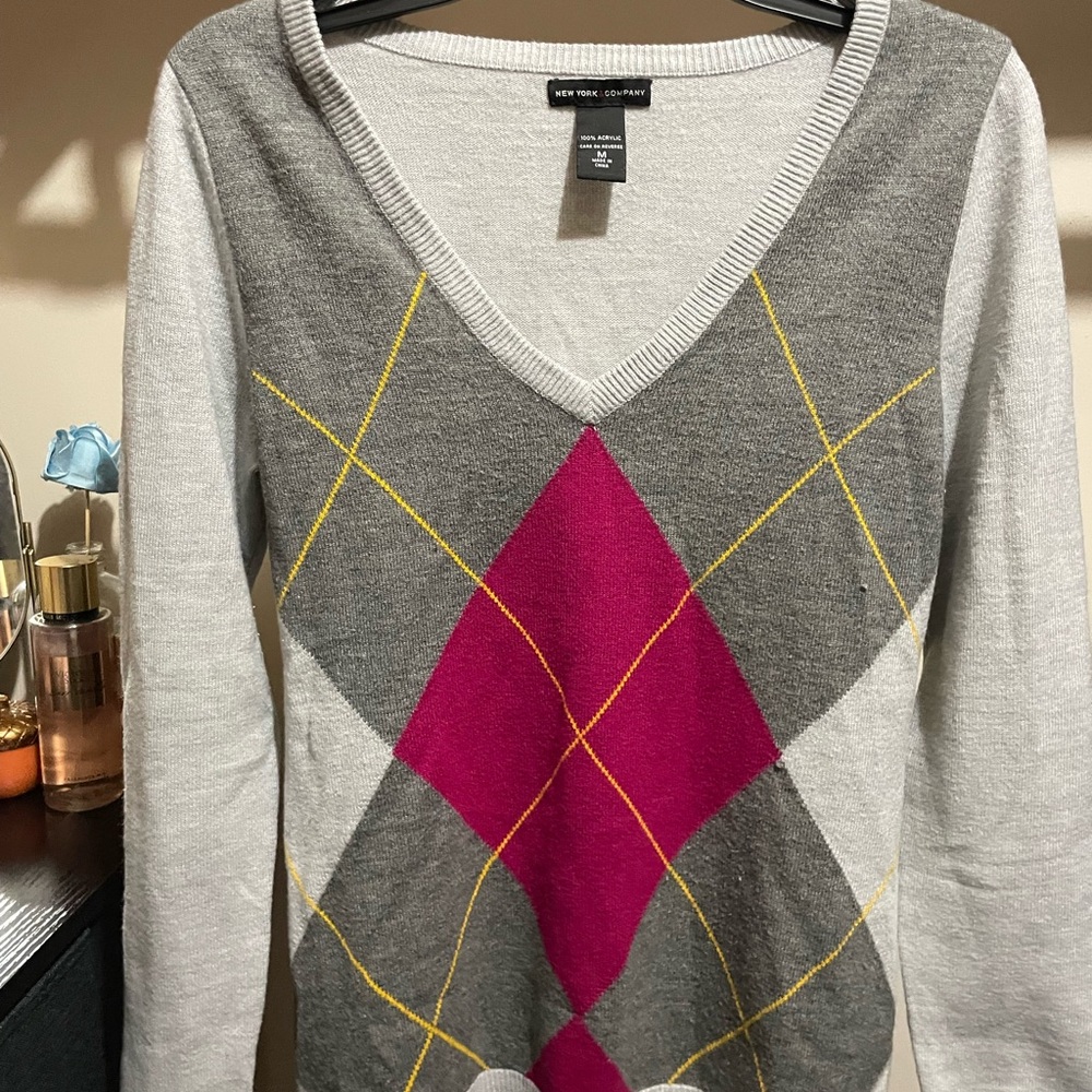 New York and Company gray and pink pattern sweater medium